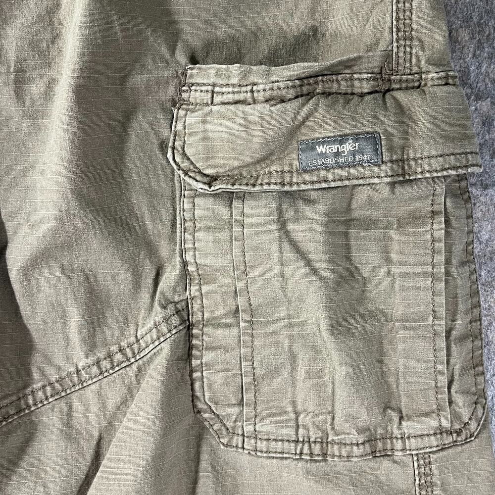 Wrangler Relaxed Fit Cargo Pants Mens 42x31 Cotton Spandex Stretch Utility Green - Picture 2 of 14